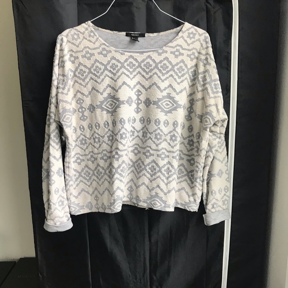 Tribal print cozy grey sweater - Picture 2 of 3